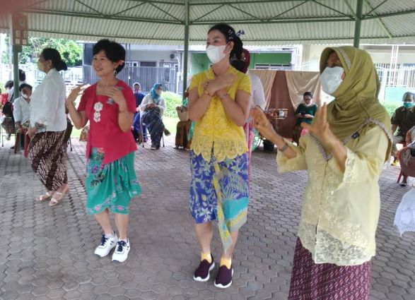 Mengisi acara dengan dance---